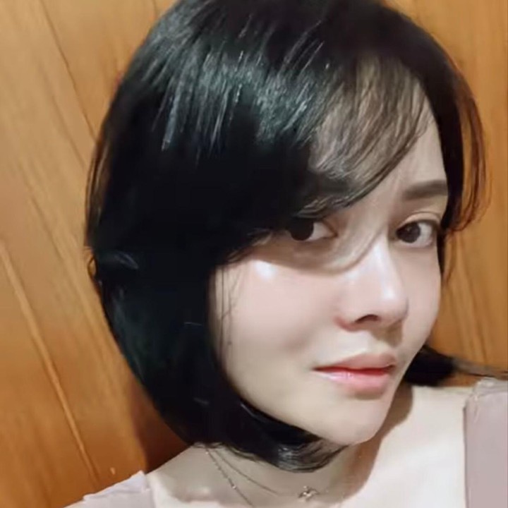 <p>Mawar tak mengungkapkan alasan pasti mengapa dirinya merubah gaya rambutnya menjadi pendek seperti sekarang. Namun, Mawar mengatakan kalau potong rambut pendek sering disebut sebagai 'ritual buang sial'. (Foto: Instagram: @mysamawar)</p>