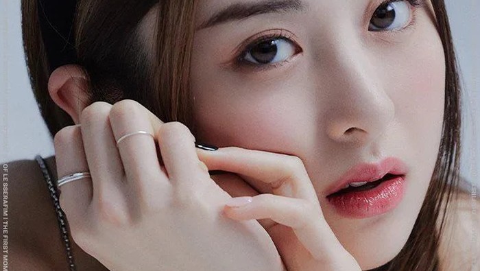 Yunjin juga dikenal memiliki kemampuan vokal yang memukau, lho. Ketika sekolah di Amerika dulu, ia bahkan menjadi salah satu aktris dan penyanyi opera di sekolahnya./ foto: instagram.com/le_sserafim