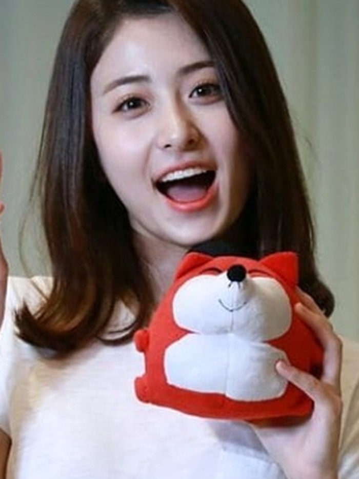 Punya tinggi badan di atas 170 cm, Yunjin dijuluki 'Kirin' (jerapah) ketika berada di Produce 48 dulu karena tinggi badannya. Selain itu, ia juga dikenal sebagai salh satu kontestan dengan visual yang memikat./ foto: instagram.com/yunjinsite