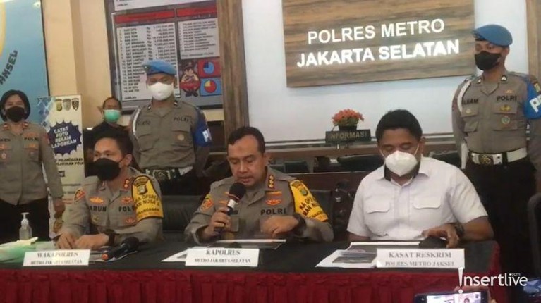 Putra Siregar dan Rico Valentino Putra Siregar dan Rico Valentino pakai baju tahanan