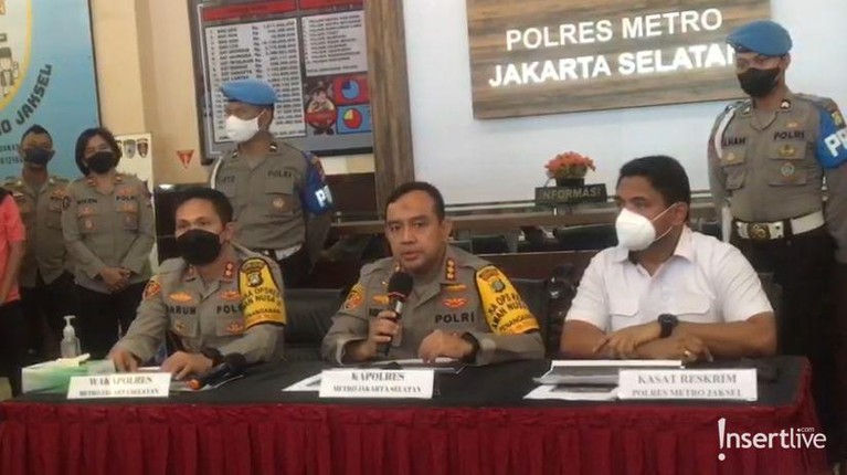 Putra Siregar dan Rico Valentino pakai baju tahanan