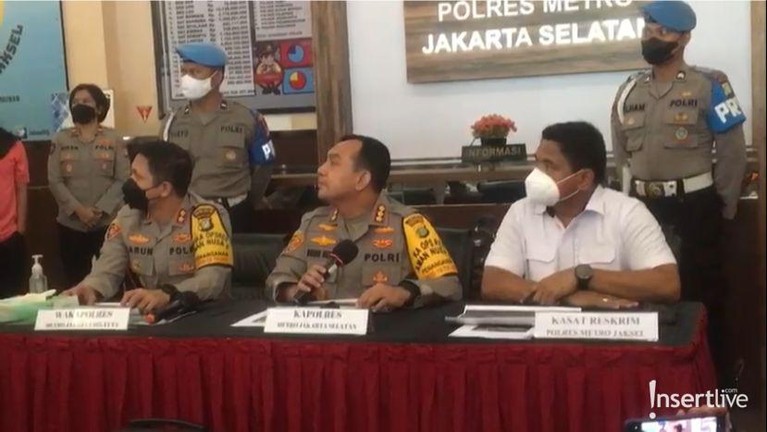 Putra Siregar dan Rico Valentino Putra Siregar dan Rico Valentino pakai baju tahanan