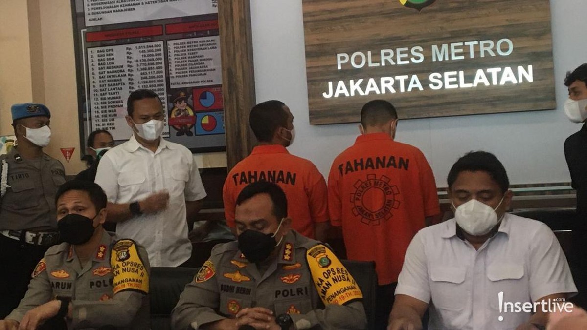 Putra Siregar dan Rico Valentino pakai baju tahanan