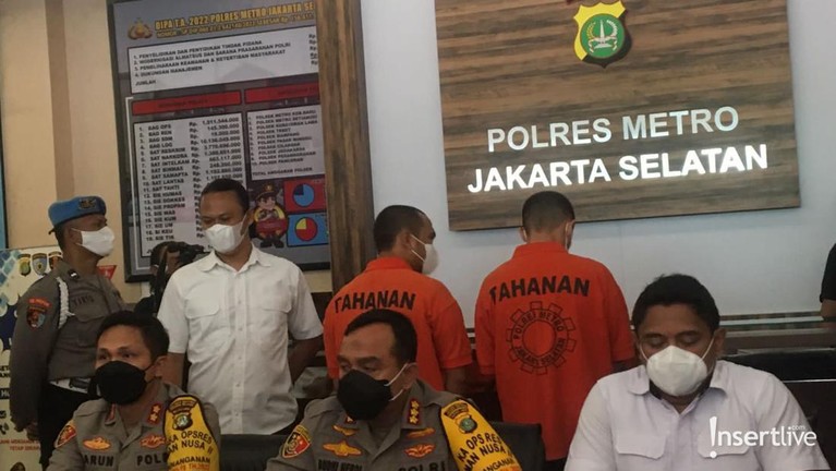 Putra Siregar dan Rico Valentino pakai baju tahanan