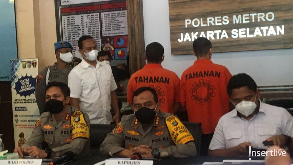 Putra Siregar dan Rico Valentino pakai baju tahanan