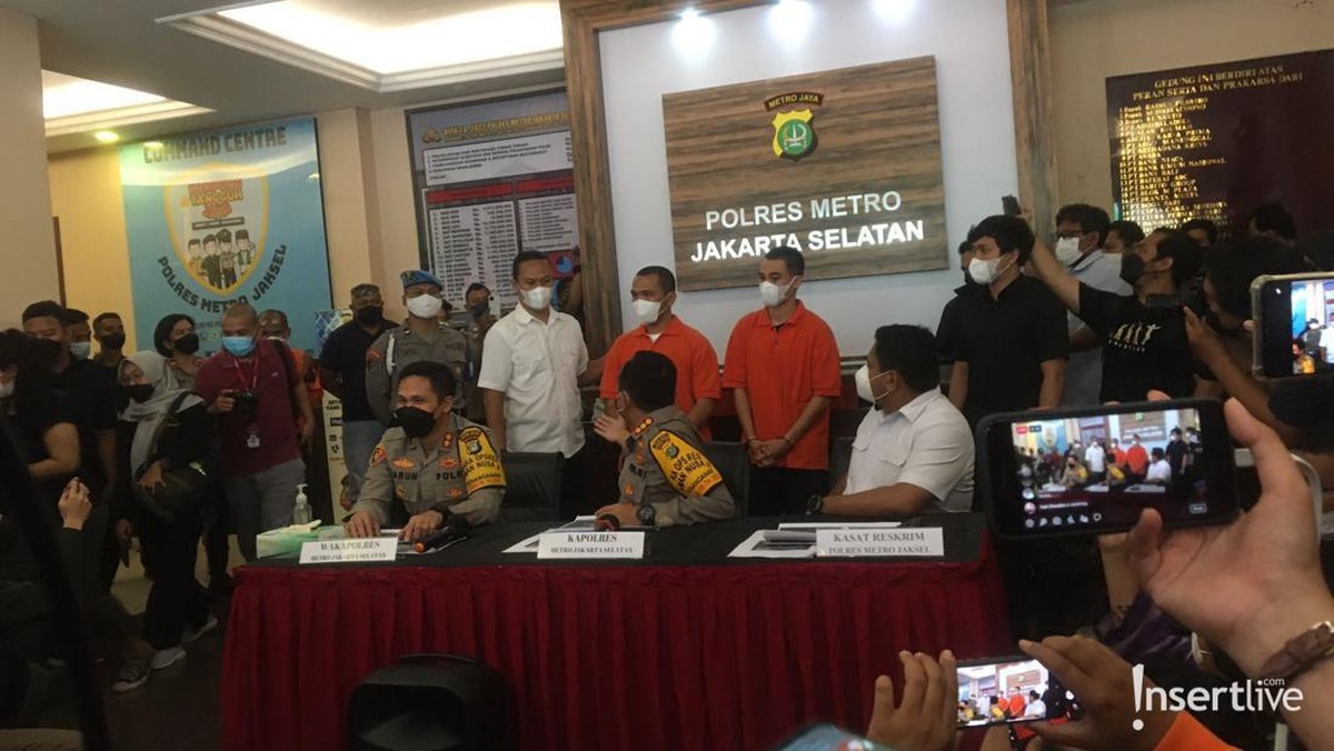 Putra Siregar dan Rico Valentino pakai baju tahanan