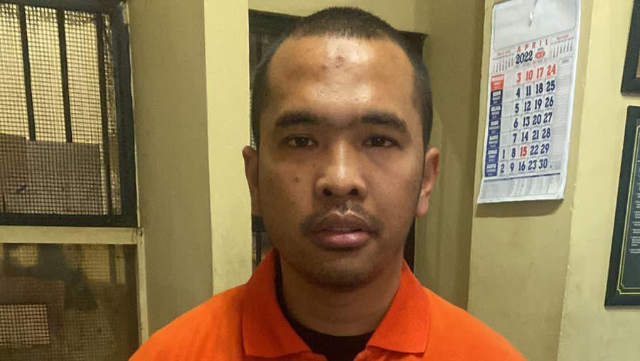 Putra Siregar dan Rico Valentino berbaju tahanan usai ditetapkan tersangka atas kasus pengeroyokan.