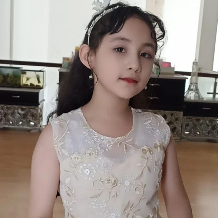 <p>"Hari ini, 8 tahun yang lalu, Lakeisha Ariestia lahir, melengkapi keluarga kecilku dan mas @emildardak. Gak kerasa si anak bayi <em>yg</em> cereweet ini sekarang udah kelas 2 SD! Selamat ulang tahun Kakak, semoga selalu sehat, menjadi anak yang baik hati, berbudi luhur dan selalu dalam lindungan Allah SWT.. Amiiin," tulis Arumi melalui akun @arumibachsin_94.<br /><br /><br /></p>
