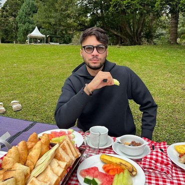 7 Pesona Tampan Refal Hady dengan Brewok Disebut Zayn Malik Lokal