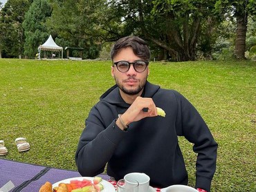 img-title 7 Pesona Tampan Refal Hady dengan Brewok Disebut Zayn Malik Lokal