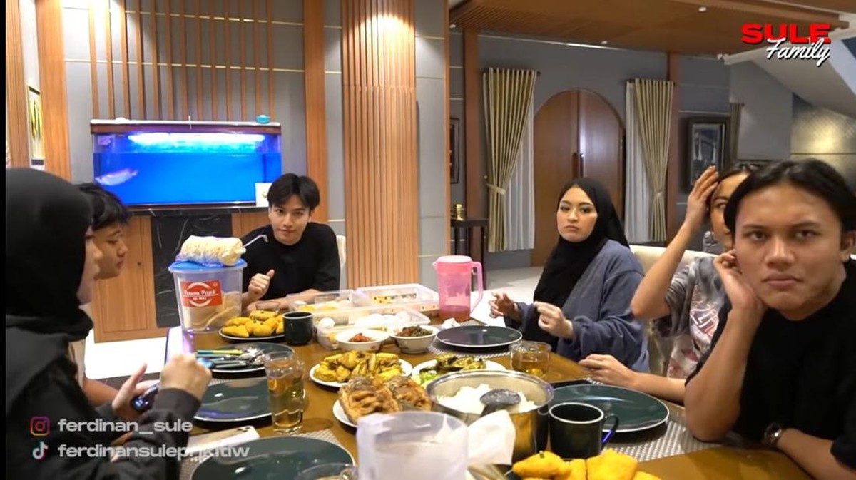 Jalani asmara beda agama&comma; Mahalini ikut Rizky Febian buka puasa