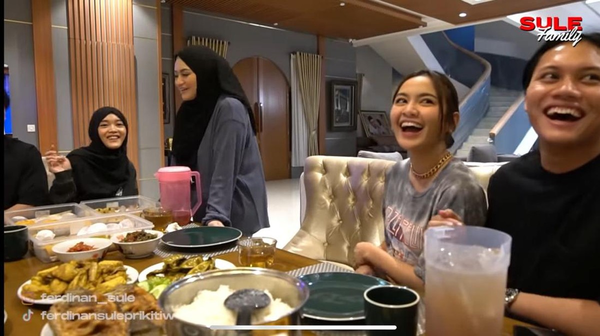 Jalani asmara beda agama&comma; Mahalini ikut Rizky Febian buka puasa