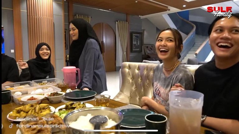 Jalani asmara beda agama, Mahalini ikut Rizky Febian buka puasa