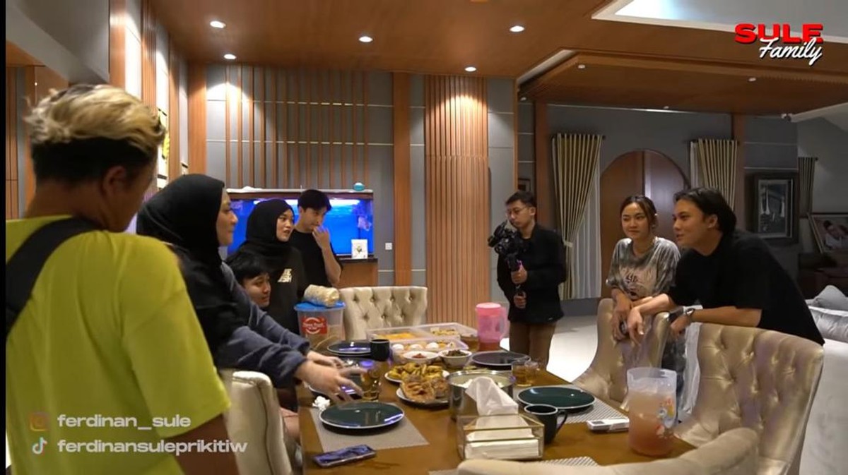 Jalani asmara beda agama&comma; Mahalini ikut Rizky Febian buka puasa