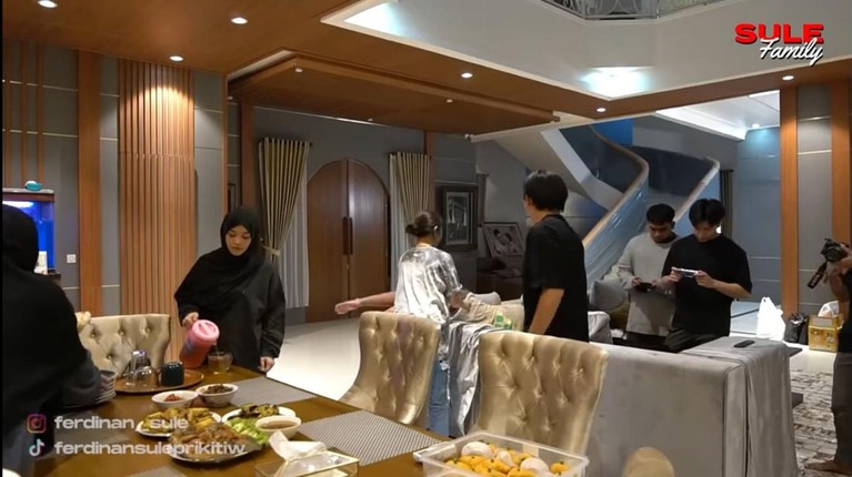 Jalani asmara beda agama, Mahalini ikut Rizky Febian buka puasa