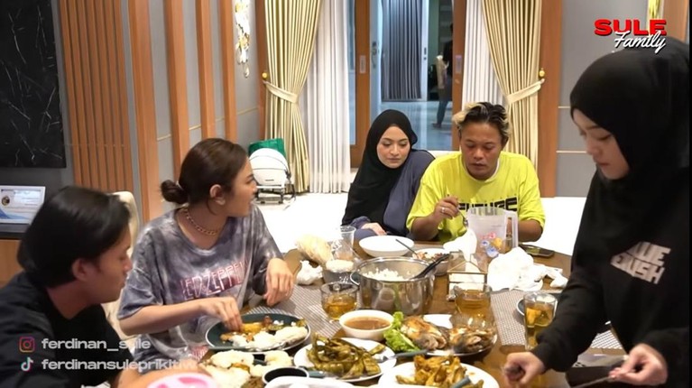 Rizky Febian dan Mahalini Jalani asmara beda agama, Mahalini ikut Rizky Febian buka puasa