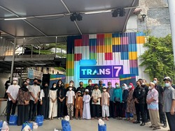 TRANS7 Bagikan Santunan untuk 150 Dhuafa dan Anak Yatim