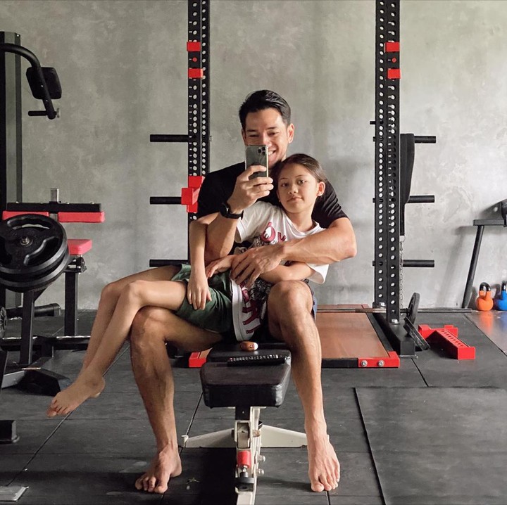 <p>Tak hanya disebut mirip, Sarah juga memiliki kedekatan yang erat dengan ayahnya nih, Bunda. (Foto: Instagram @andrew.white.)<br /><br /><br /></p>