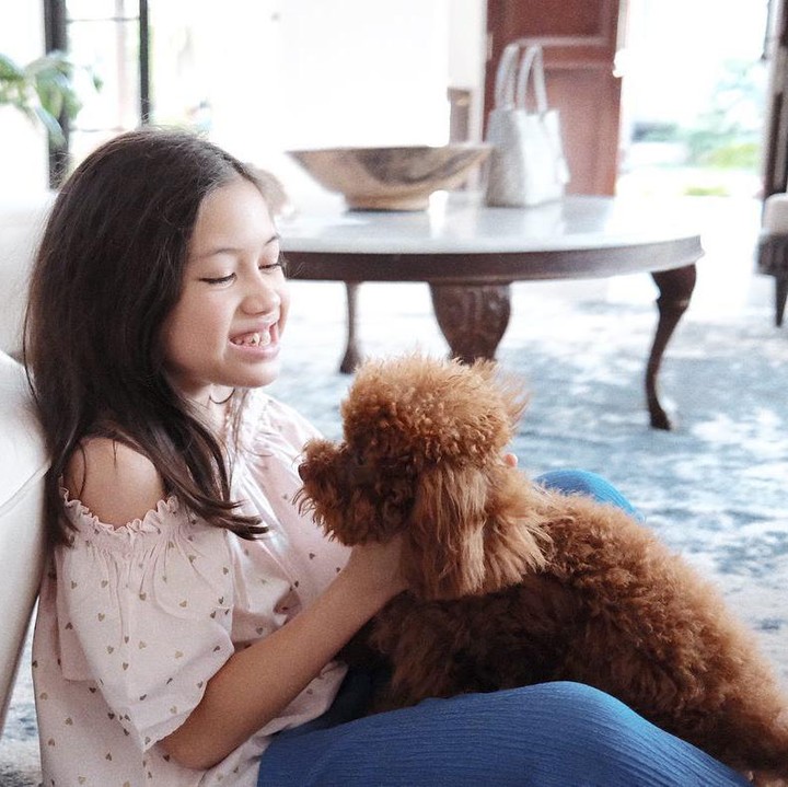 <p>Semakin beranjak remaja, wajah Sarah juga terlihat semakin bule ya, Bunda. Kita doakan semoga Sarah tumbuh menjadi anak yang sehat dan selalu bahagia, ya. (Foto: Instagram @andrew.white.)</p>