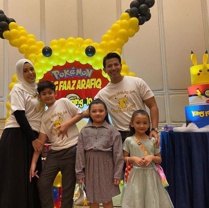 <p>Sebelum pulang, Arsy foto bersama keluarga King Faaz dulu, nih Bunda, untuk kenang-kenangan. Semoga keduanya selalu bisa berteman baik ya Bunda.(Foto: Instagram @ashanty_ash)</p>