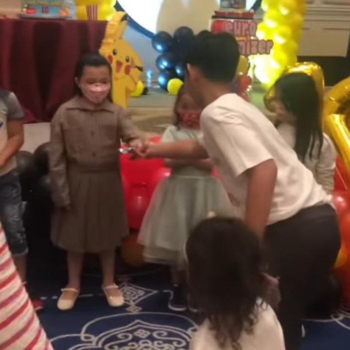 <p>Semakin membuat netizen gemas dengan kedekatan mereka berdua, King Faaz memberikan bingkisan kepada Arsy di acara ulang tahunnya. (Foto: Instagram @ashanty_ash)</p>