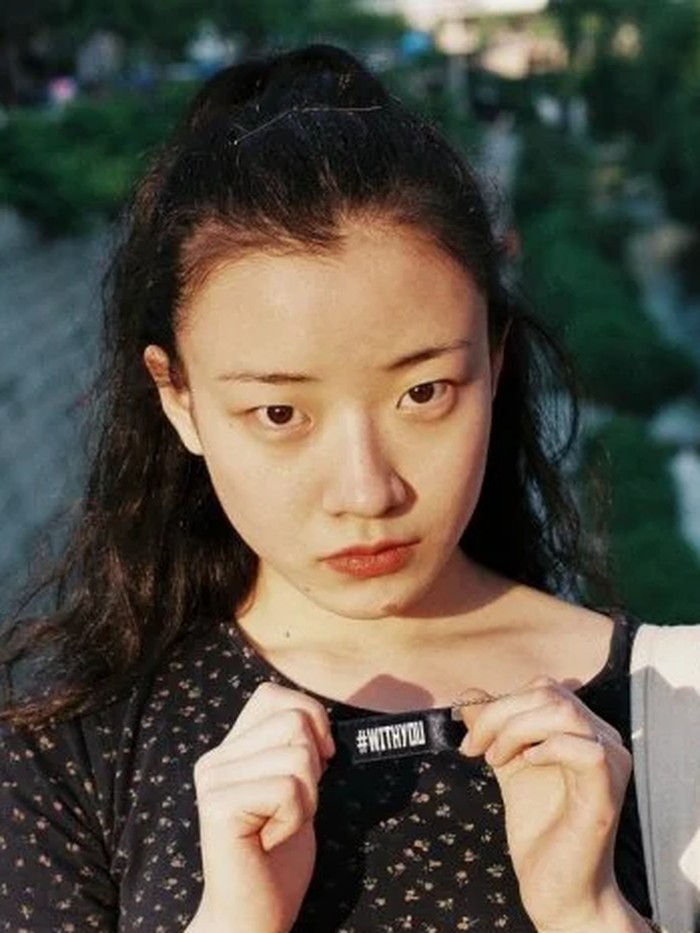 Shim Dal Gi lahir pada tanggal 12 Juni 1999. Saat ini, ia berada di bawah naungan Saram Entertainment, bersama dengan Lee Honey, Choi Soo Young, dan Gong Myung./ foto: instagram.com/hancinema.net