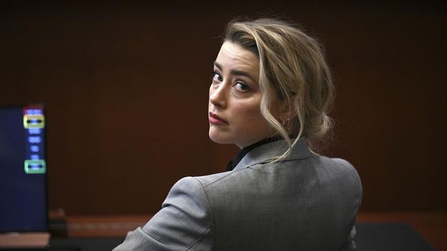 Dalam sebuah rekaman yang dihadirkan dalam persidangan, Amber Heard mengaku memukul Johnny Depp, termasuk melempar pria itu dengan wajan.
