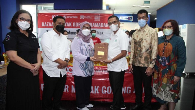 Di bazar minyak goreng Ramadan itu, Sinar Mas berkolaborasi dengan Koperasi Transmedia menyediakan 4 ribu liter minyak goreng seharga Rp30 ribu per 2 liter.