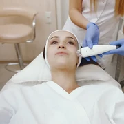Tips Glowing Kilat, 3 Perawatan Laser Ini Bisa Hilangkan Bekas Jerawat Lebih Cepat dari Skincare!