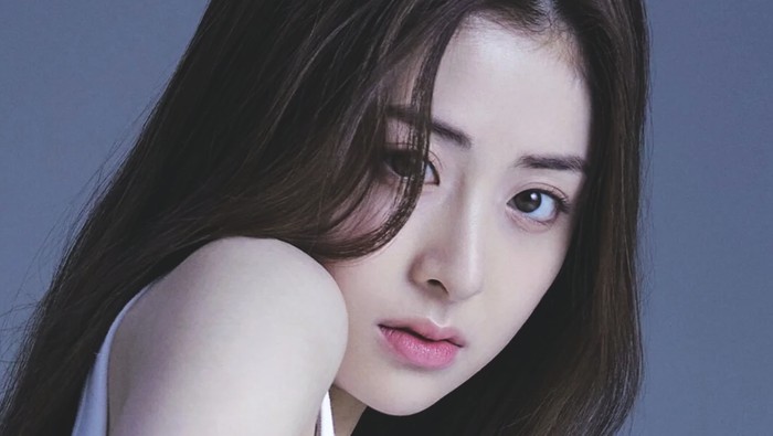 Tahun 2021 lalu, Huh Yun Jin ditransfer dari Pledis Entertainment ke Source Music Entertainment. Kabar tersebut disambut antusias oleh para penggemar yang tidak sabar menantikan debutnya./ foto: instagram.com/le_sserafim