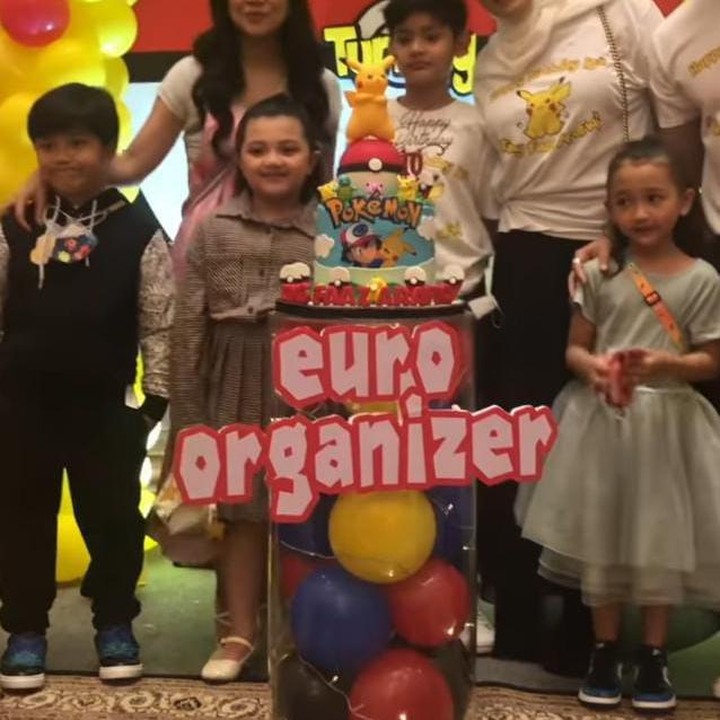 <p>Tak hanya dekat dengan King Faaz, Arsy juga dekat dengan keluarga King Faaz, lho Bunda, termasuk Bunda Fairuz, Ayah Sonny, serta kedua adiknya Queen Eijaz Slofa dan King Zhafi. (Foto: Instagram @ashanty_ash)</p>