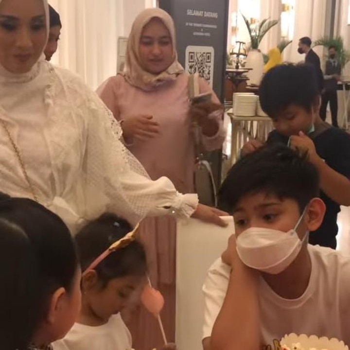 <p>Tatapan hangat King Faaz kepada Arsy saat mengajaknya berbincang bikin meleleh, ya Bunda. (Foto: Instagram @ashanty_ash)</p>