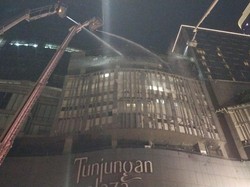 Pengelola Tunjungan Plaza Duga Kebakaran Berasal dari Rooftop Lantai 10