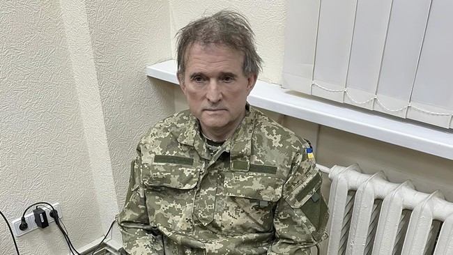 Viktor Medvedchuk, seorang politikus Ukraina pro-Rusia dan sekutu dekat Putin, ditahan pasukan intelijen Ukraina dalam misi khusus.