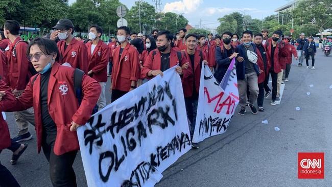Gelombang unjuk rasa mahasiswa terjadi di berbagai daerah di Indonesia setidaknya dalam sepekan terakhir, terutama pada Senin (11/4).