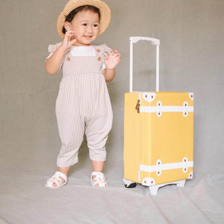<p>Baby Rumi tampaknya juga sudah terbiasa jika berhadapan dengan kamera nih, Bunda. Putri desainer kondang ini terlihat senyum semringah ketika dipotret. (Foto: Instagram @dianpelangi)<br /><br /><br /></p>