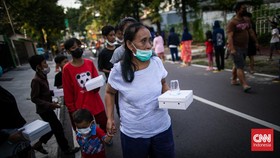FOTO: Antara Takjil Gratis dan Sendal Jepit