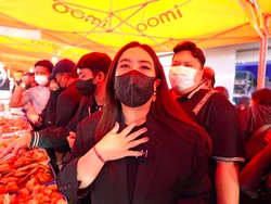 Anut Agama Hindu, Maharani Kemala Asyik Borong Takjil di Bali