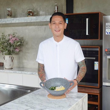 img-title 10 Potret Keren Dapur Pribadi Chef Juna, Rapi Bersih dan Ada Koleksi Pisau Cantik!