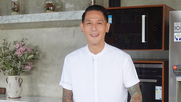 10 Potret Keren Dapur Pribadi Chef Juna, Rapi Bersih dan Ada Koleksi Pisau Cantik!