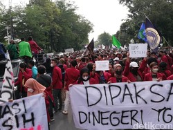 Ratusan Mahasiswa Solo Raya Demo di Gladak, Jl Slamet Riyadi Tersendat