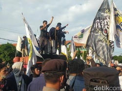 Demo Mahasiswa Memanas, Anggota DPRD Jatim Diminta Keluar Gedung