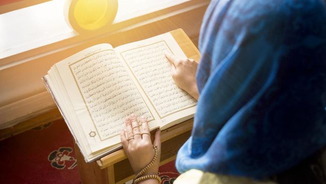 Setiap 17 Ramadan umat Islam memperingati malam Nuzulul Qur'an, malam di mana Al-Qur'an diturunkan oleh Allah SWT. Bagaimana memperoleh hikmah Nuzulul Quran?