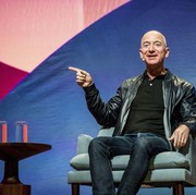 Tajir dan Nyentrik, Ini Deretan Outfit Jeff Bezos yang Paling Banyak Dikritik