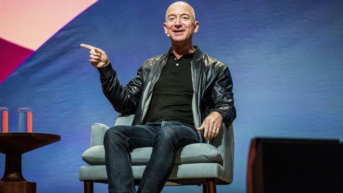 Tajir dan Nyentrik, Ini Deretan Outfit Jeff Bezos yang Paling Banyak Dikritik