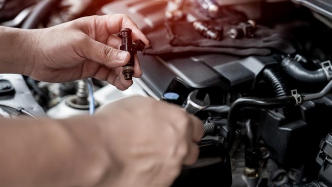 Setidaknya terdapat 2 cara untuk membersihkan injektor pada kendaraan bermotor agar kendaraan selalu dalam keadaan prima.