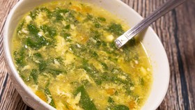 Resep Praktis Sahur: Sup Bayam Telur