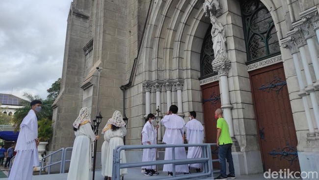 Ratusan aparat gabungan TNI, Polri, dan Satpol PP disebar di seluruh kawasan Gereja Katedral untuk mengamankan rangkaian perayaan Pekan Suci Paskah.