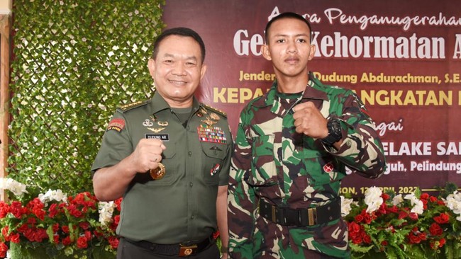 KSAD Dudung memutuskan memanggil kembali agar melantik Henz Songjanan dilantik prajurit setelah mendengar dan menelaah duduk perkaranya.