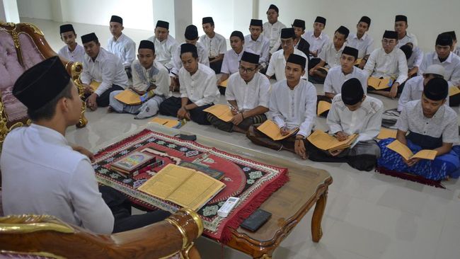 Meriahkan momen Hari Santri Nasional 2022 dengan mengrimkan ucapan kepada sahabat atau kerabat. Simak kumpulan ucapannya.